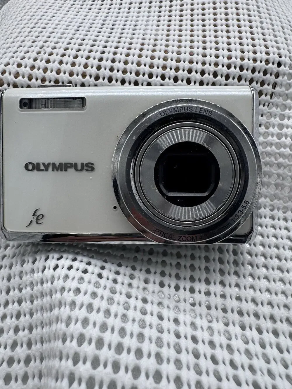 Olympus FE-5020 12MP Digital Camera 5x Zoom LCD Damaged Powers On For Parts